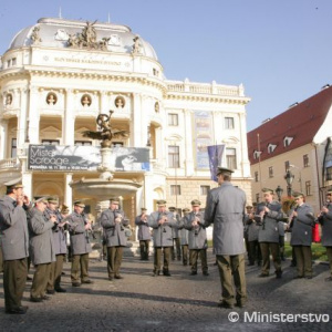 Koncert vojenskej hudby na Hviezdoslavovom námestí v Bratislave