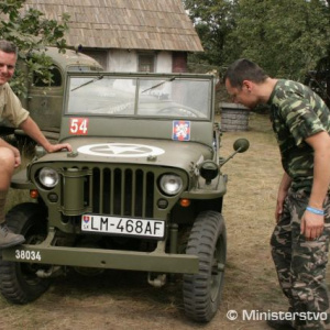 Roman Juráš zrekonštruoval Jeep Willys presne tak, ako v ňom s koncom vojny prišiel do Čiech veliteľ roty Anton Petrák, príslušník západného odboja, cez totalitu väznený,  s príchodom demokracie rehabilitovaný a povýšený do generálskej hodnosti   
