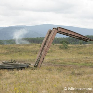 Vojenský technický a skúšobný ústav Záhorie predvádza mostový tank