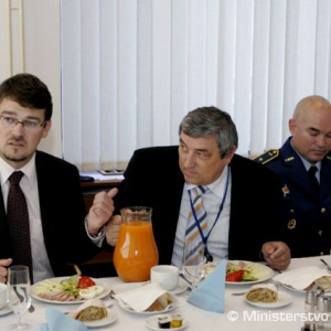 Štátny tajomník Ministerstva obrany SR Róbert  Ondrejcsák predstavuje riaditeľa kancelárie štátneho tajomníka Ministerstva obrany SR Vladimíra Tarasoviča 