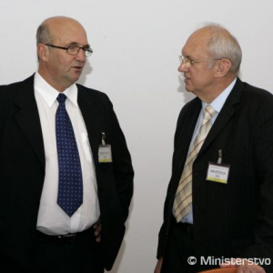 Ján Jendral (vľavo) a plukovník v. v. prof. Ing. Miroslav Grega, CSc., počas neformálneho rozhovoru pred pracovnými raňajkami 