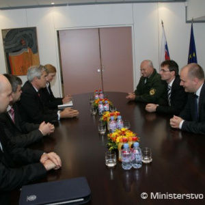 Minister obrany Ľubomír Galko pri rokovaniach s veľvyslancom SR pri EÚ Ivanom Korčokom a veľvyslancom SR v Politicko-bezpečnostnom výbore EÚ Petrom Mišíkom