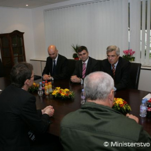 Minister obrany Ľubomír Galko pri rokovaniach s veľvyslancom SR pri EÚ Ivanom Korčokom a veľvyslancom SR v Politicko-bezpečnostnom výbore EÚ Petrom Mišíkom