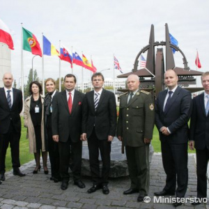 Minister obrany Ľubomír Galko so svojou delegáciou a s pracovníkmi Stálej delegácie SR pri NATO v centrále Severoatlantickej aliancie