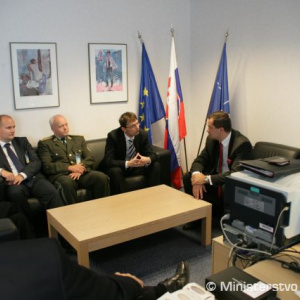 Minister obrany Ľubomír Galko pri rokovaní s veľvyslancom SR pri NATO Františkom Kašickým