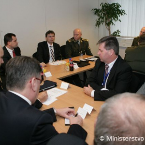 Minister obrany Ľubomír Galko pri rozhovoroch s pracovníkmi Stálej delegácie SR pri NATO