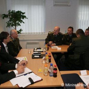 Minister obrany Ľubomír Galko pri rozhovoroch s pracovníkmi Stálej delegácie SR pri NATO