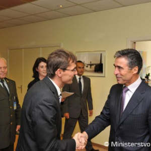 Generálny tajomník NATO Anders Fogh Rasmussen víta ministra obrany SR Ľubomíra Galka vo svojich priestoroch