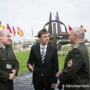 Minister obrany SR Ľubomír Galko s náčelníkom Generálneho štábu OS SR generálom Ľubomírom Bulíkom a vojenským predstaviteľom SR pri NATO generálmajorom Jaroslavom Kučom v sídle Severoatlantickej aliancie