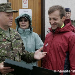 Novinári si zmerali sily v streleckej súťaži