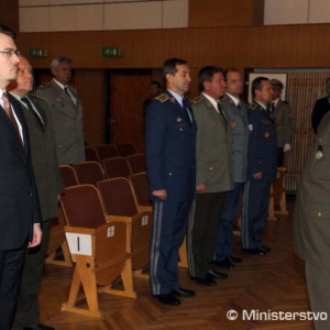 Zástupca náčelníka Generálneho štábu generálporučík Jaroslav Vývlek podáva hlásenie štátnemu tajomníkovi Róbertovi Ondrejcsákovi