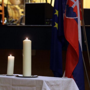 Svetlo sviec za padlých vojakov