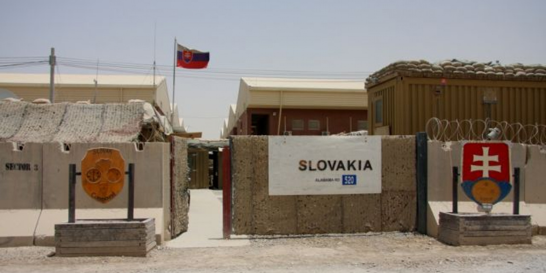 Vstupná brána do Slovak Compound. V pozadí ubytovňa, v akej býva strážna jednotka