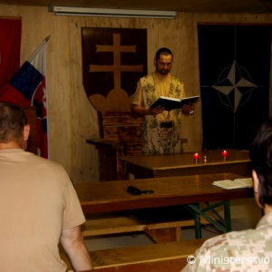 Padre pri svätej omši v Slovak House