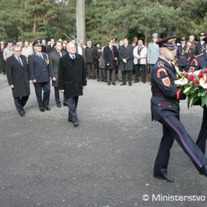 Prvý veniec k Pamätníku popravených a umučených politických väzňov komunizmu položil prezident a hlavný veliteľ ozbrojených síl SR Ivan Gašparovič