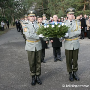 Za vencom ministerstva obrany minister Ľubomír Galko a vedúci služobného úradu MO SR Peter Plučinský