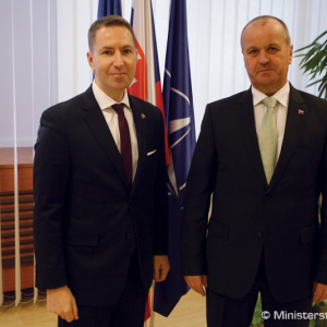 Minister Gajdoš sa stretol s britským veľvyslancom Garthom
