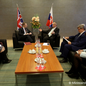 Minister Gajdoš sa stretol s britským veľvyslancom Garthom