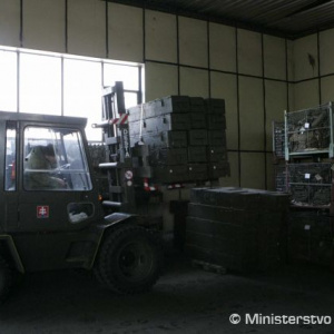 vykladanie vojenského materiálu v priestoroch popradskej multifunkčnej základne