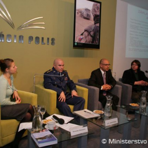 Diskutujúci hostia Veronika Zimanová, podplukovník Jozef Kotas, Jaan Zaher a Pavol Vitko 