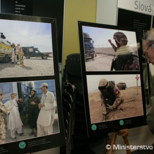 Z výstavy fotografií Afganistan - nie sme tam zbytočne
