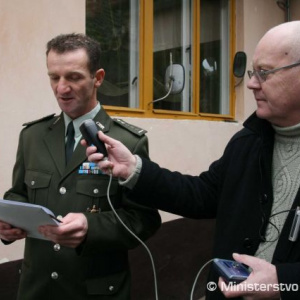Iniciátor zbierky  rotmajster Vladimír Baran a bývalý hovorca slovenského kontingentu a redaktor vojenského vysielania Slovenského rozhlasu podplukovník v zálohe Bernard Roštecký