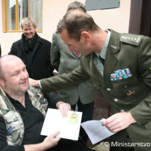 Dojatý Pavol Vančo pri preberaní zbierky