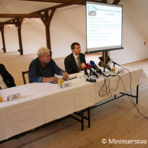 Minister obrany Ľubomír Galko hovorí o darovaní hnuteľného majetku