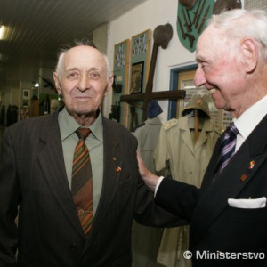 Počas „stretnutie zmierenia“ s nemeckým plukovníkom v.v. Heinrichom Timpem, bývalým nepriateľom z Dukly v máji t.r.