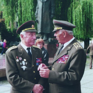 Na fotografii vpravo - pred pamätníkom armádneho generála Ludvíka Svobodu vo Svidníku