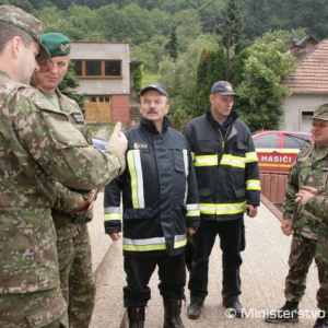 Koordinácia vojakov a hasičov v Píle