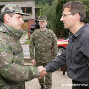 Koordinácia vojakov a hasičov v Píle