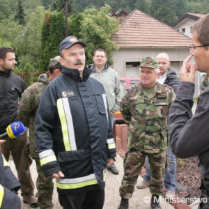 Ľubomír Galko s plukovníkom Emilom Moťovským, riaditeľom hasičov z Pezinka