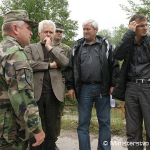 Gestá ministra obrany, starostu Horných Orešian Jána Kormútha a prednostu Obv. úradu z Trnavy Jozefa Kloknera nad mostom pred Majdanom