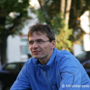 Elektrobicykel je o niečo ťažší, ale utiahnuť sa dá v pohode