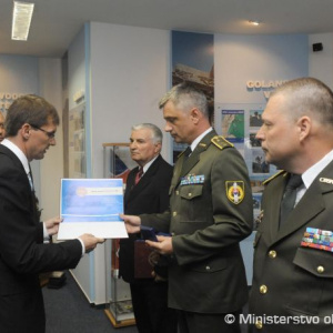 Ocenenie získal aj pplk. Jaroslav Schönvický, ktorý na Cypre velil slovenskej jednotke rekordných 27 mesiacov. Vpravo je ďalší ocenený pplk. Ľubomír Kochanský