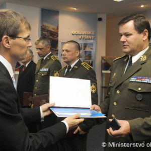 Pamätnú medailu od ministra dostal aj brig. gen. Ivan Hirka, ktorý velil misii na Cypre od septembra 2002 do marca 2004