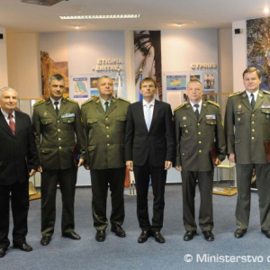 Zľava: Milan Kováč, pplk. Jaroslav Schönvický, zástupca náčelníka GŠ OS SR gen,por. Jaroslav Vývlek, minister obrany Ľubomír Galko, pplk. Ľubomír Kochanský a brig. gen. Ivan Hirka  