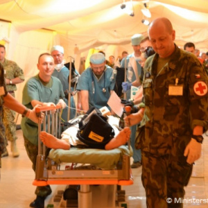 Zranený vojak je prevážaný na nevyhnutné vyšetrenia a následne na operačnú sálu