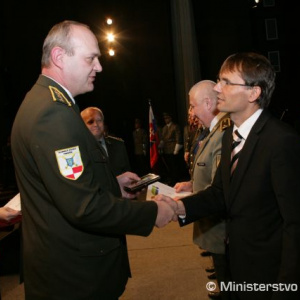 Vyznamenanie od riaditeľa vojenskej polície pre ministra obrany