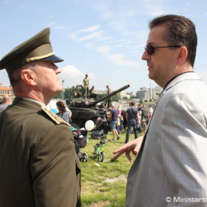 Na petržalskej strane Dunaja sa dnes strieľalo. Zásah sledovali tisícky ľudí.