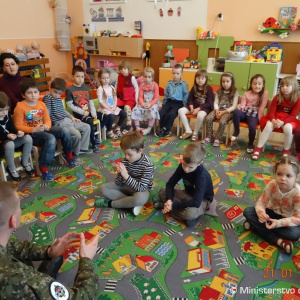 Rezort obrany symbolicky odmenil deti, ktoré pripravili pozdravy pre vojakov