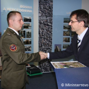 Blahoželanie a vecný dar od ministra obrany Ľubomíra Galka