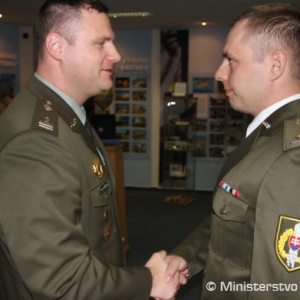 2223	Podanie ruky s hlavným poddôstojníkom Ozbrojených síl SR štábnym nadrotmajstrom Richardom Fabriciusom