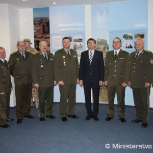 Spoločná fotografia v Sieni slávy MO SR s ministrom obrany, generalitou a nadriadenými z 5. pluku špeciálneho určenia zo Žiliny