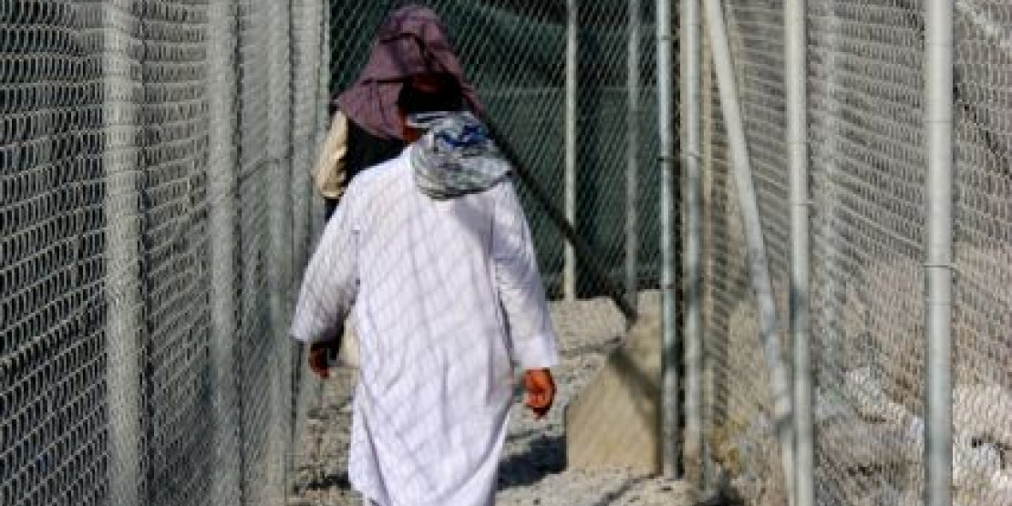 Zatiaľ, čo vojaci kotrolujú vozidlá, obchodníci smerujú na osobnú kontrolu
