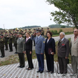 Brigádny generál P. Macko, riaditeľka Kancelárie ministra obrany SR M. Cehláriková, pplk. M. Kurila, primátorka Brezovej pod Bradlom A. Danková a ďalší prítomní