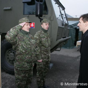 Posádka novej vojenskej Tatry, ktorá má kabínu zodolnenú proti strelám z ručných zbraní a je určená na prepravu kontajnerov 