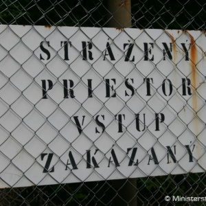Ženisti stavajú plot v Zemianskych Kostoľanoch