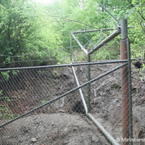 Ženisti stavajú plot v Zemianskych Kostoľanoch